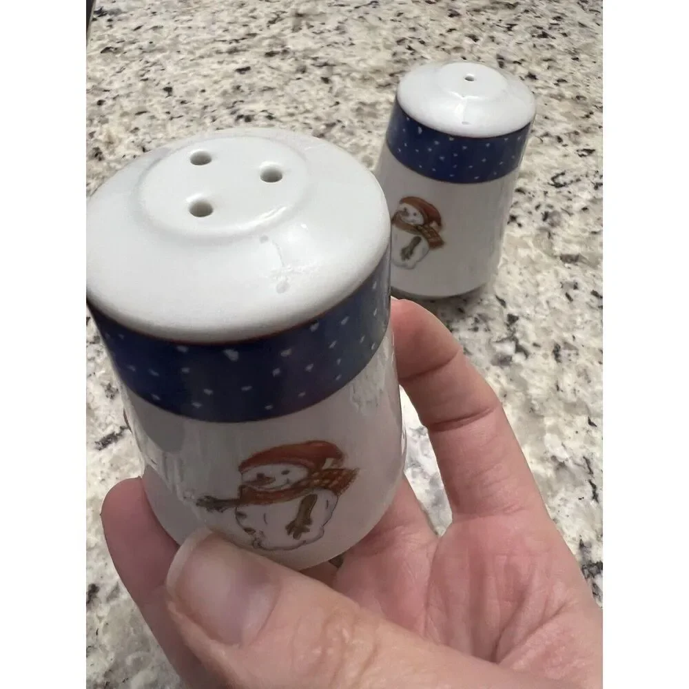 VINTAGE CHRISTMAS SALT & PEPPER SHAKERS